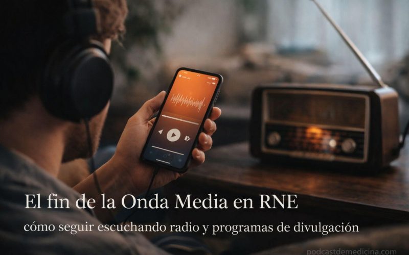 Persona escuchando radio y podcasts en el móvil tras el fin de la Onda Media en RNE